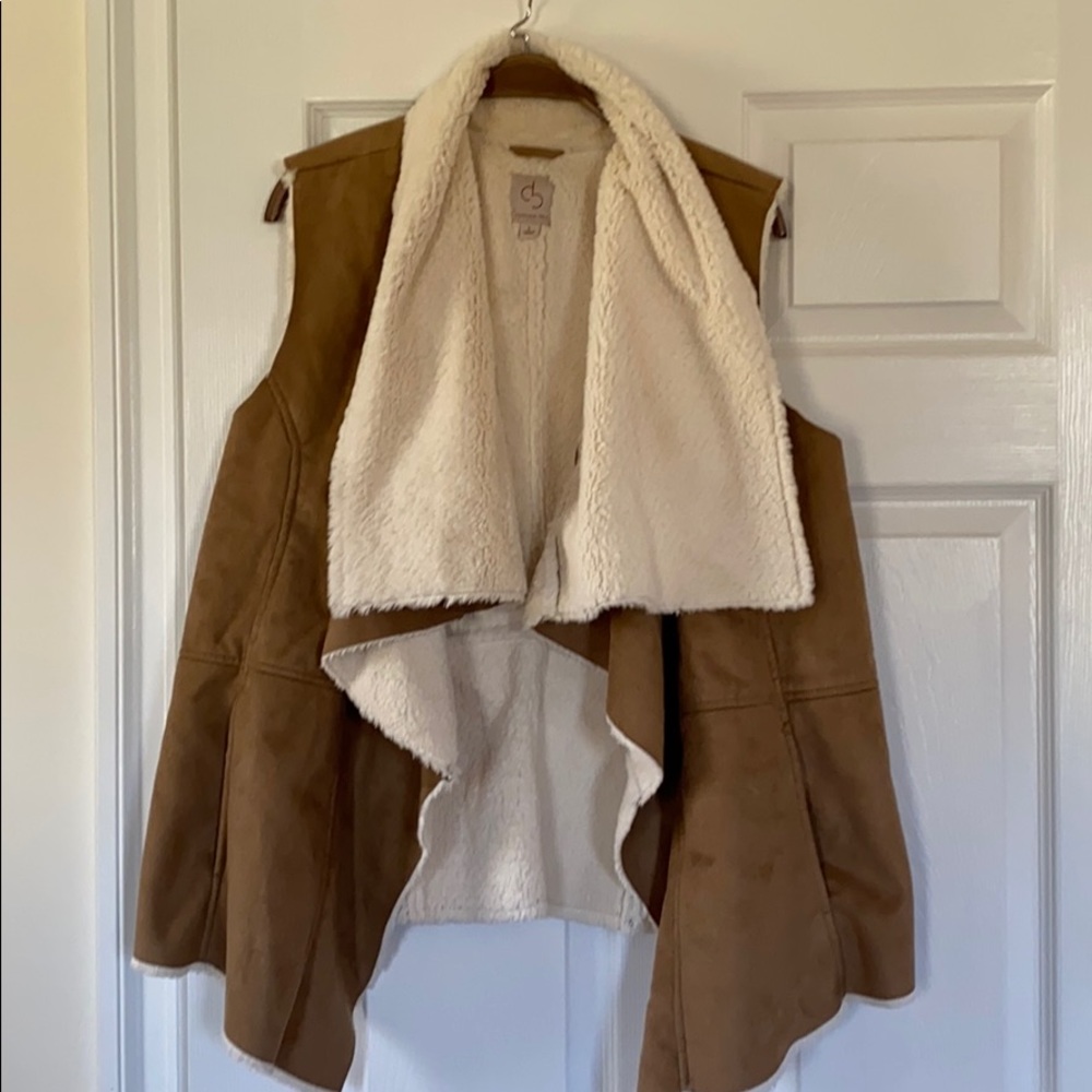 Tan and white vest!